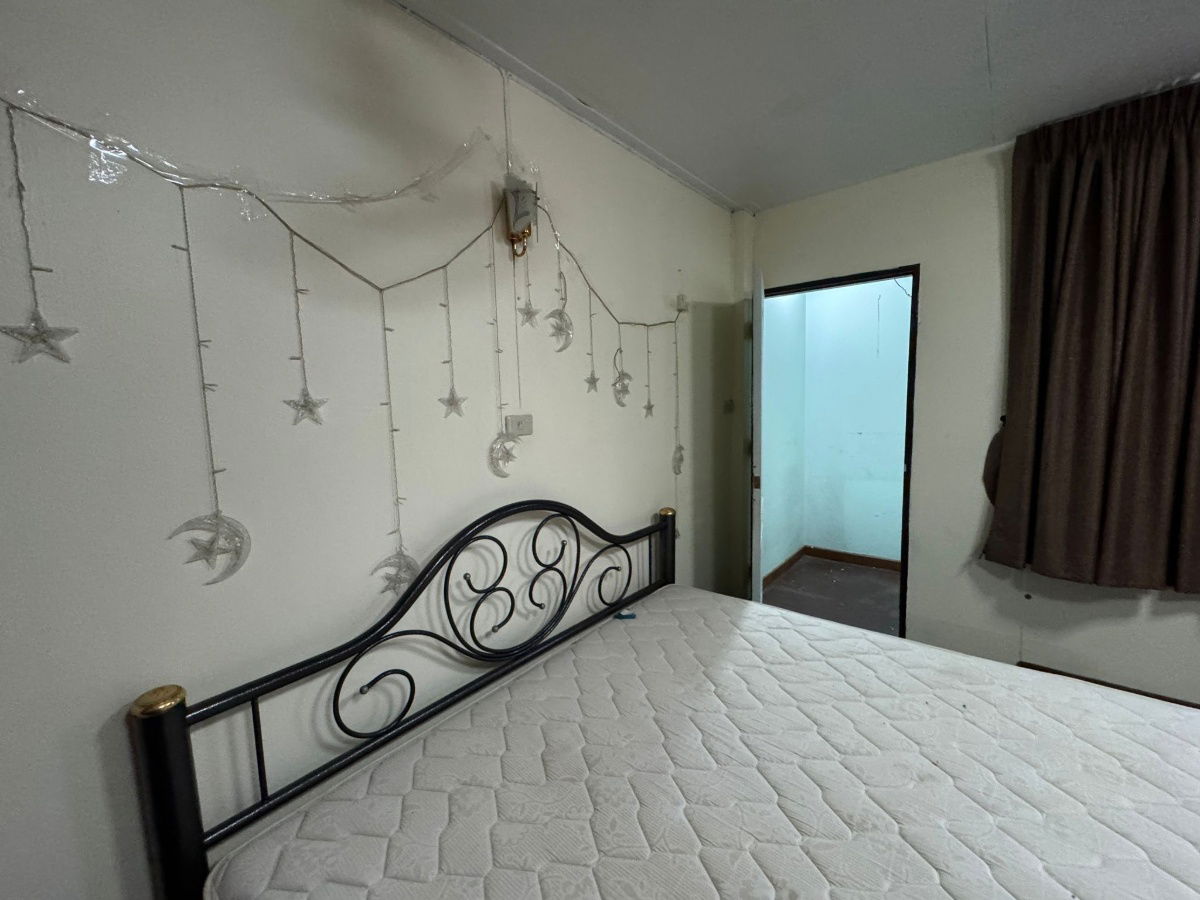 picture Best Price! 43.3 sq wah townhouse on Soi Petchkasem 3, near MRT Tha Phra.  - 18/25