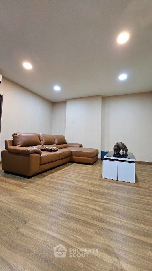 picture 2-BR Condo at Country Complex Bangna near BTS Bang Na (ID 1494065) - 3/16