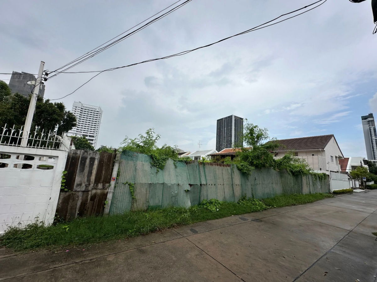 picture Land for sale, Lat Phrao Soi 19, only 350 meters from the entrance of the alley. - 1/3