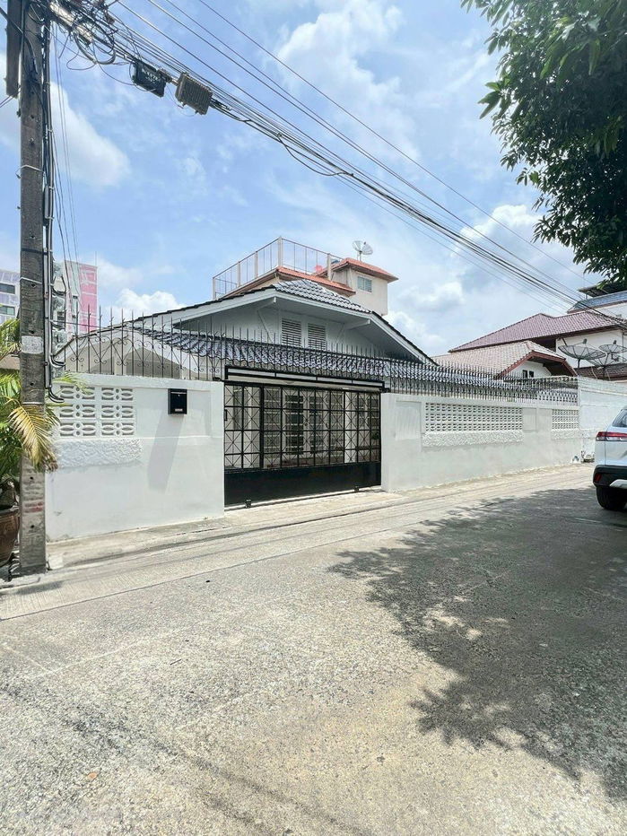 รูป ให้เช่า หมู่บ้านรัชดานิเวศน์ เขตห้วยขวาง ใกล้ KIS, SISB School - รูปที่ 1/17