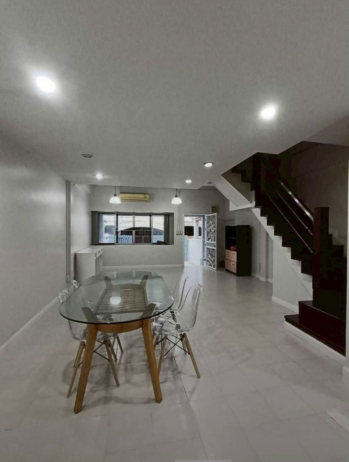 รูป 🏡✨ ให้เช่า ทาวน์เฮ้าส์ 3 ชั้น “บ้านกลางเมือง” พระราม 9 ✨ ใกล้ The Nine เพียง 500 ม. 3 ห้องนอน 3 ห้องน้ำ - รูปที่ 4/15
