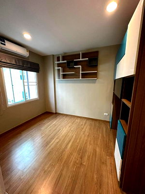 ทาวน์โฮมให้เช่า : 🏡 เช่า ให้เช่า ปล่อยเช่า บ้านกลางเมือง สาทร-ตากสิน 2 ทาวน์โฮม 3 ชั้น ใกล้ BTS สาทร/ตากสิน สนใจ Line ID : @951qfbfi