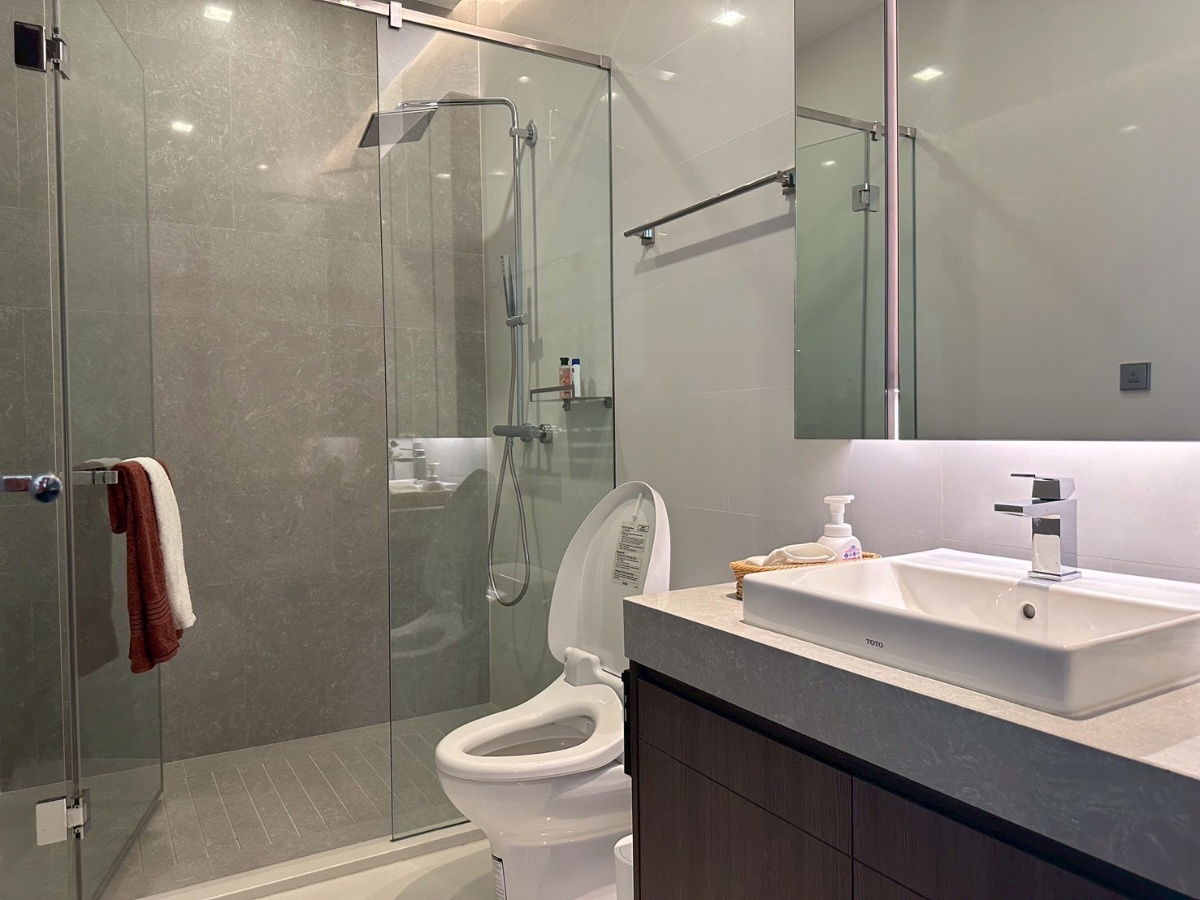 picture ✨Live a luxurious life at Q1 Sukhumvit, a luxury condo next to BTS Nana. 🚆 Relax on every journey. 🏙️ - 9/13