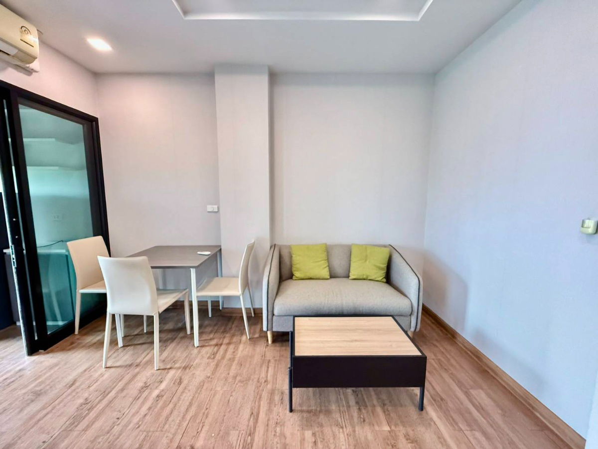 picture 1 bedroom, Madrid building, cheap price, only 9,000 baht, 5th floor, fully furnished, can cook, very good value/have a real room to see - 4/23