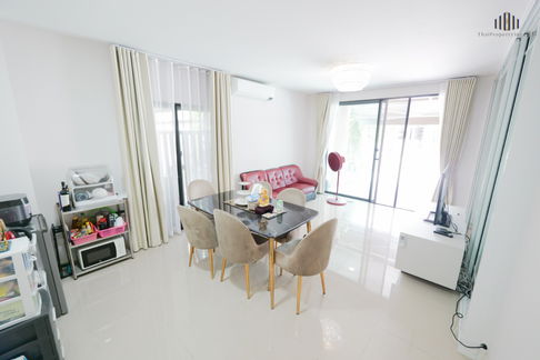 For sale: Townhome in Baan Klang Muang Phahol-Yothin Ramintra, perfect for transforming into a warehouse or office. 