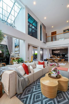 ♦ Pool Villa ♦ 3-storey detached house with swimming pool | Land size 121.00 sq.w. Usable area 736.00 sq.m. | 4 Beds 5 Baths | Near BTS Phra Khanong