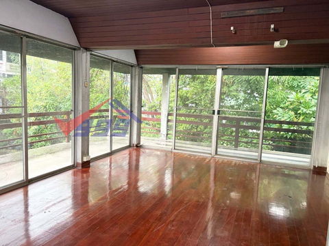 Land with Stylish 2-Storey House for Sale in the City – Near MRT & Bang Son Market