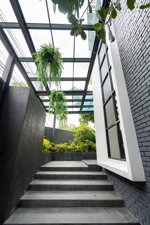 picture ♦ Pool Villa ♦ 3-storey detached house with swimming pool | Land size 121.00 sq.w. Usable area 736.00 sq.m. | 4 Beds 5 Baths | Near BTS Phra Khanong - 12/21