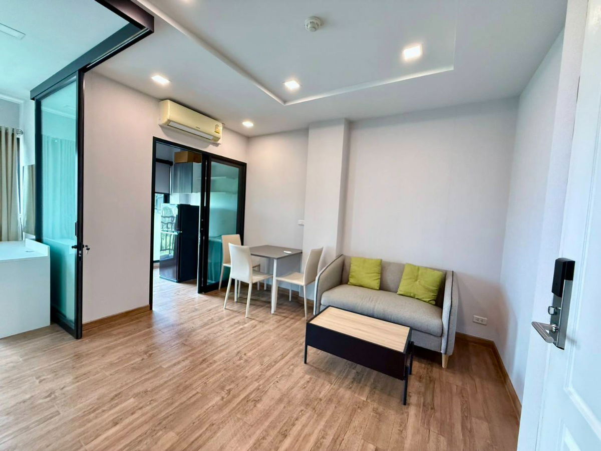 picture 1 bedroom, Madrid building, cheap price, only 9,000 baht, 5th floor, fully furnished, can cook, very good value/have a real room to see - 3/23
