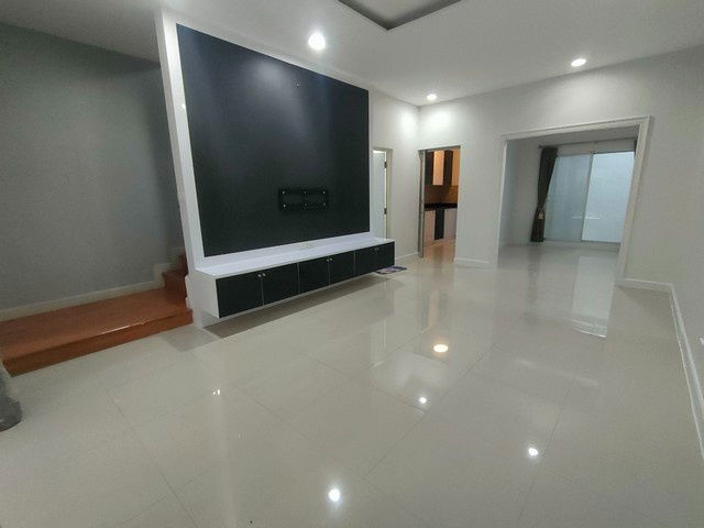 รูป ขายพร้อมผู้เช่าทาวน์โฮม 3 ชั้น ม.วิสต้า ปาร์ค พระราม 2 Built-in พร้อมอยู่ - รูปที่ 6/32
