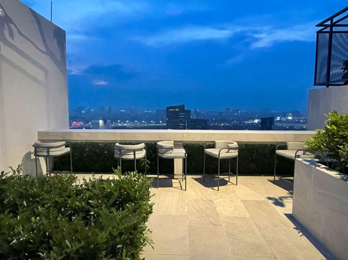 picture For Rent: Life Phahol–Ladprao | Prime Location Condo Opposite Central Ladprao & BTS Ha Yaek Ladprao Spacious and modern 1-bedroom corner unit  - 8/14
