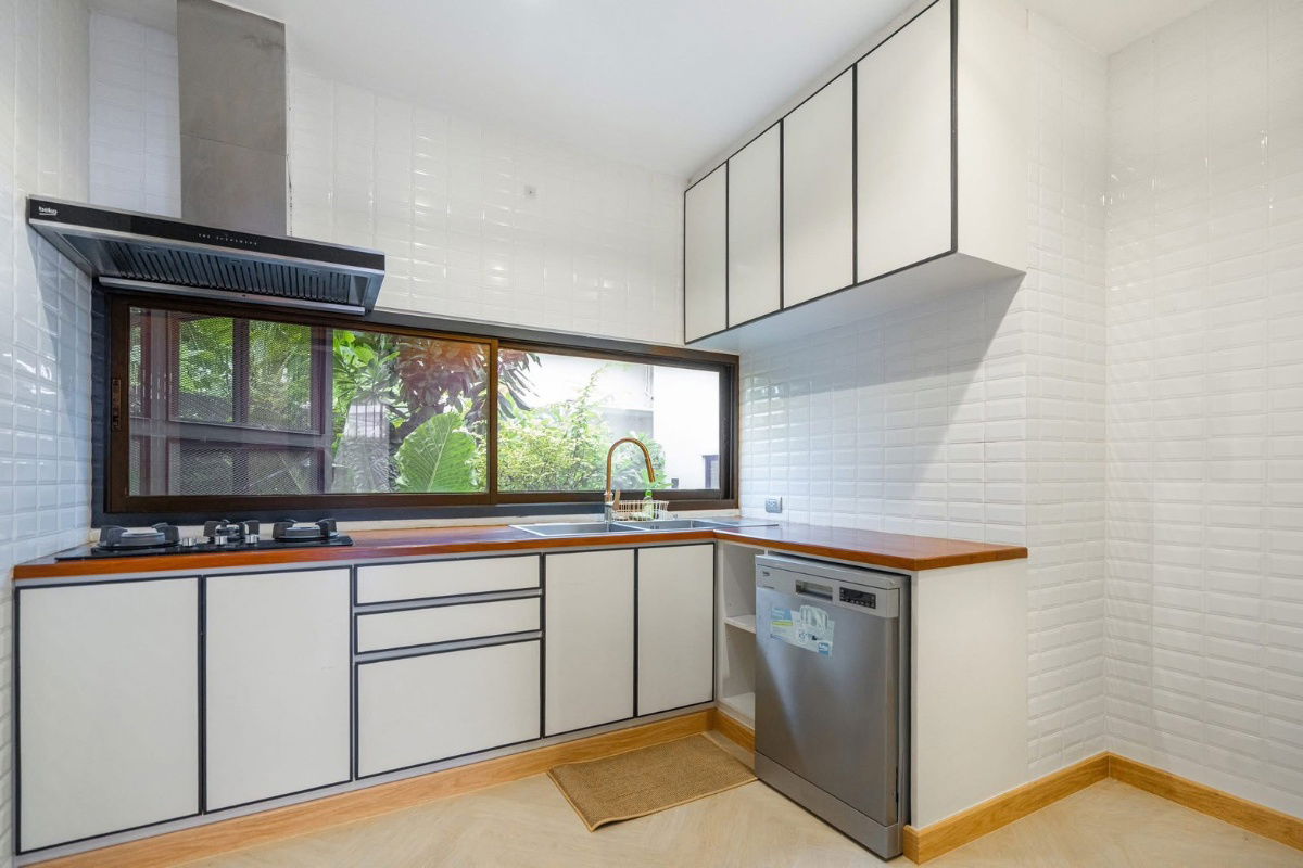 picture ♦ Pool Villa ♦ 3-storey detached house with swimming pool | Land size 121.00 sq.w. Usable area 736.00 sq.m. | 4 Beds 5 Baths | Near BTS Phra Khanong - 6/21