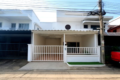 ทาวน์โฮม กระทรวงพาณิชย์ นนทบุรี : ขายด่วน ทาวน์เฮ้าส์รีโนเวทใหม่สไตล์มินิมอล พร้อมเข้าอยู่ได้ทันที หมู่บ้านซื่อตรง (จันทรินทร์) ทำเลทองต้นซอยท่าอิฐ ทำเลไทรม้า-ท่าอิฐ