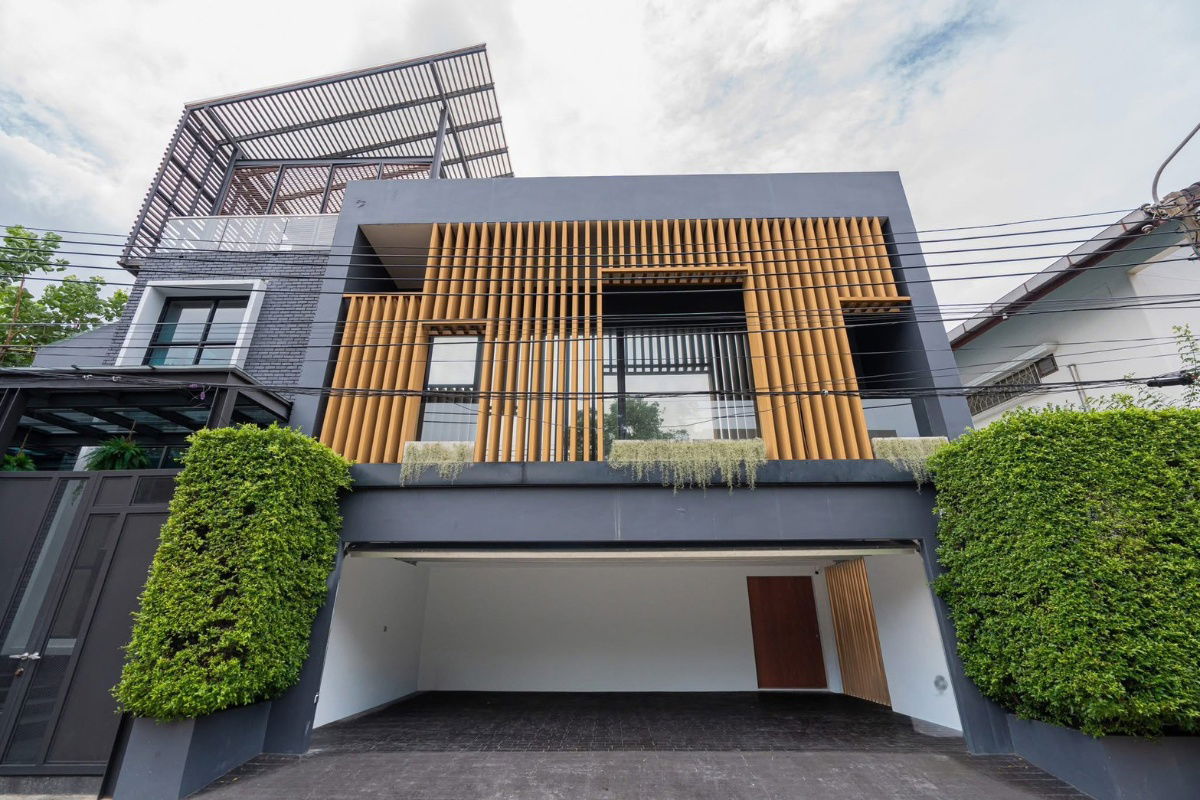 picture ♦ Pool Villa ♦ 3-storey detached house with swimming pool | Land size 121.00 sq.w. Usable area 736.00 sq.m. | 4 Beds 5 Baths | Near BTS Phra Khanong - 17/21