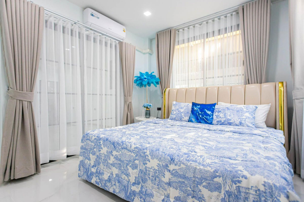 picture 🏡 Luxury pool villa for rent in Huai Khwang, 5 bedrooms with private pool. Interested? Line ID: @951qfbfi - 13/32