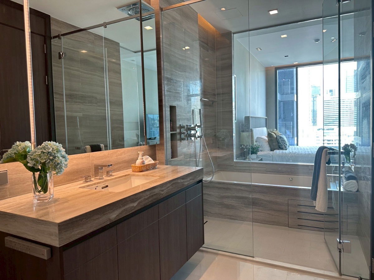 picture ✨Live a luxurious life at Q1 Sukhumvit, a luxury condo next to BTS Nana. 🚆 Relax on every journey. 🏙️ - 4/13