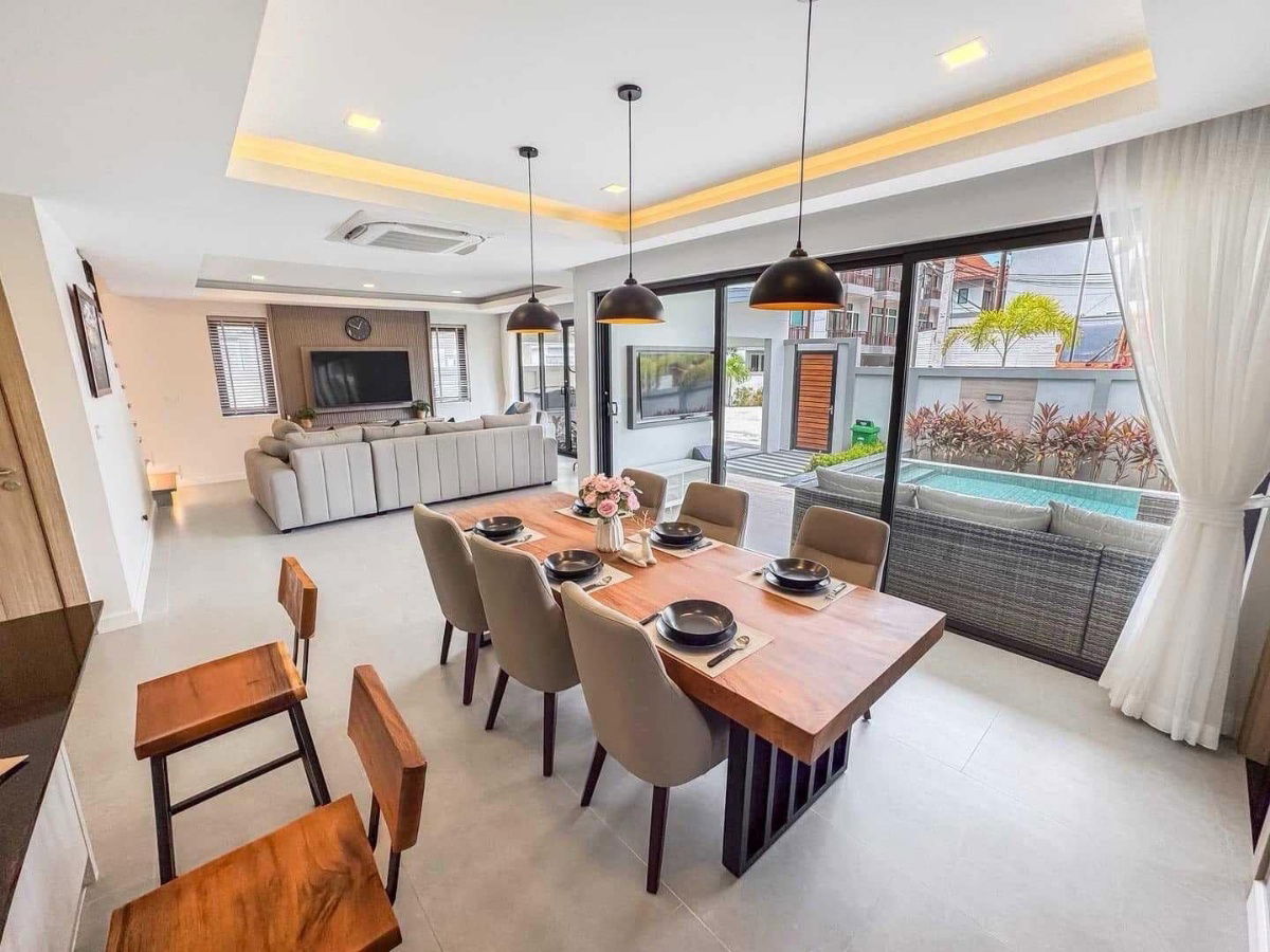 picture Pool Villa – Pattaya City Center, Seaside Zone  4 bedrooms, 5 bathrooms Sale Price: THB 23,900,000 - 4/15