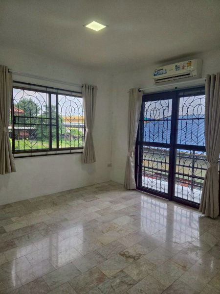 รูป U1365 ให้เช่าบ้านเดี่ยว 2 ชั้น หมู่บ้านพรธิสาร 8 ถนนธัญบุรี ปทุมธานี บ้านรีโนเวทใหม่ทั้งหลัง บ้านมีพื้นที่รอบบ้าน ทำเลดีเดินทางสะดวกเข้าออกได้หลายทาง   - รูปที่ 15/20