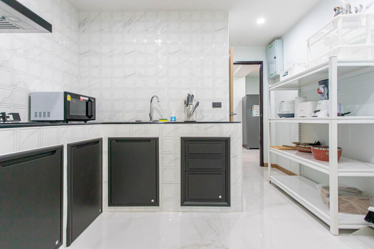picture 🏡 Luxury pool villa for rent in Huai Khwang, 5 bedrooms with private pool. Interested? Line ID: @951qfbfi - 20/32