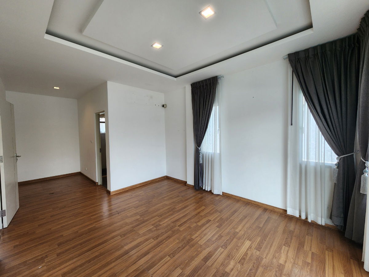 รูป ลดราคา**ขายบ้านเดี่ยว ใกล้โรงเรียนนานาชาติเด่นหล้า 5-7 นาที ในราคา 6.5 ล้านบาท(ราคาดีมาก)** 4 ห้องนอน 3 ห้องน้ำ 3 ที่จอดรถ มีส่วนกลางให้ใช้ - รูปที่ 26/77