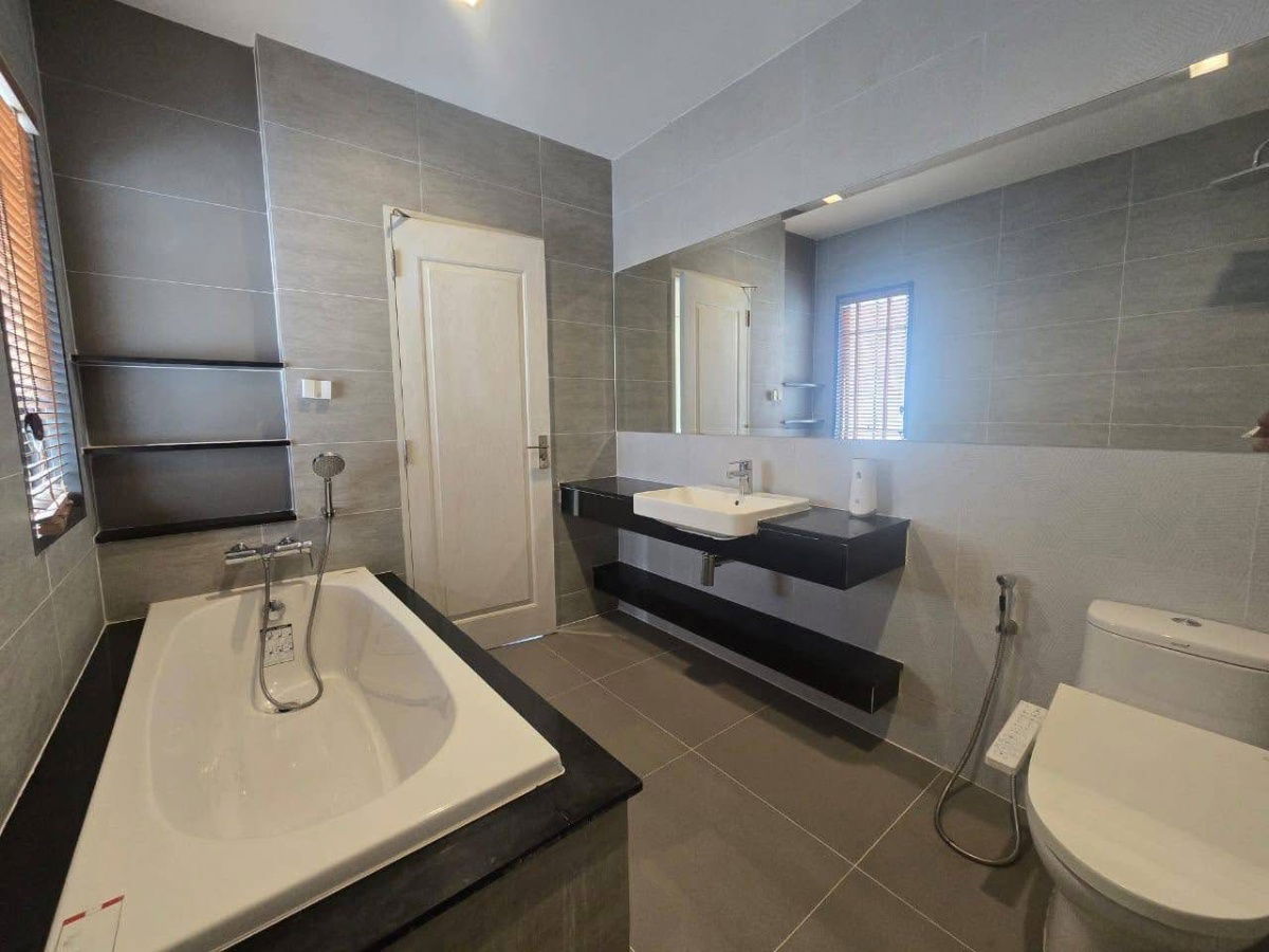 picture Single house for rent ✨ Bangkok Boulevard Rangsit ✨ 5 bedrooms, 3 bathrooms, fully furnished and equipped with appliances - 7/11