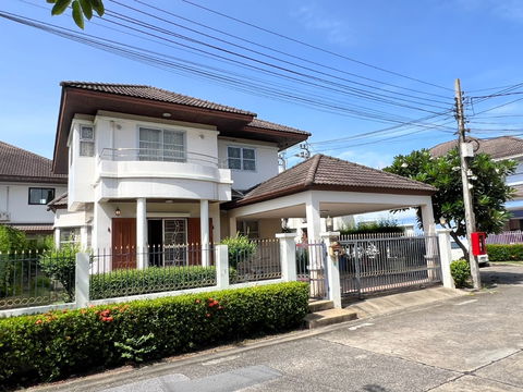 Baan makmai Village (Soi Phoem Sin 38)