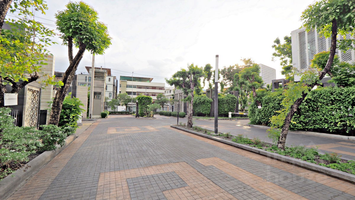 picture Home Office for sale on Rama 3 rd. Land area 24 sq.w. 4.5 storey 3 bths. For sale only 13.5 MB. - 24/24