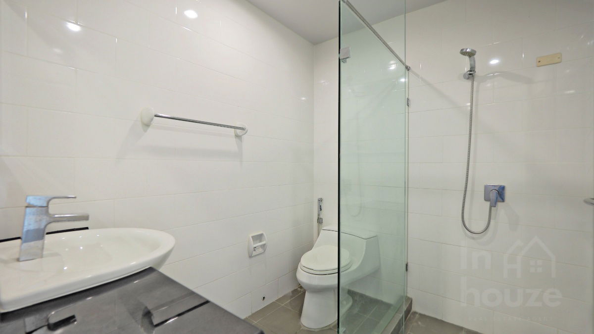 picture Home Office for sale on Rama 3 rd. Land area 24 sq.w. 4.5 storey 3 bths. For sale only 13.5 MB. - 18/24
