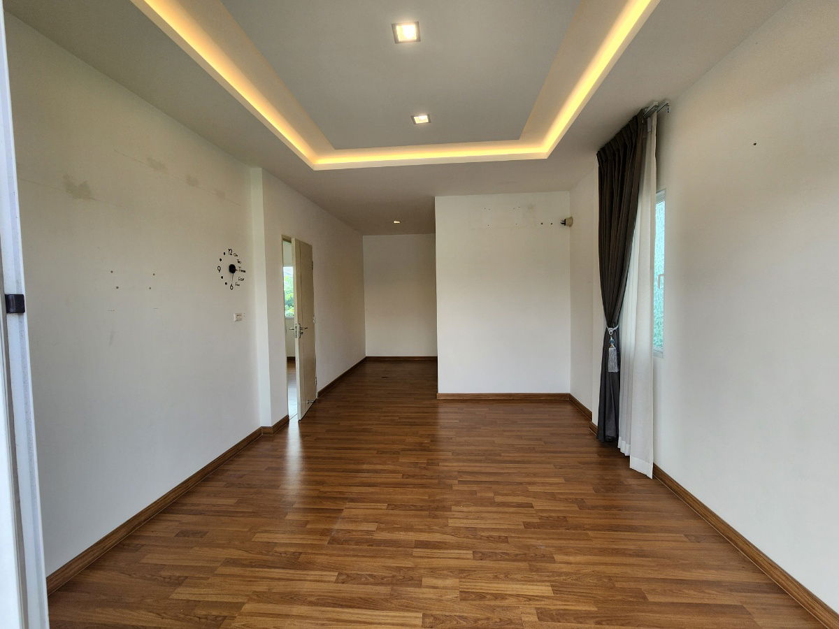 รูป ลดราคา**ขายบ้านเดี่ยว ใกล้โรงเรียนนานาชาติเด่นหล้า 5-7 นาที ในราคา 6.5 ล้านบาท(ราคาดีมาก)** 4 ห้องนอน 3 ห้องน้ำ 3 ที่จอดรถ มีส่วนกลางให้ใช้ - รูปที่ 49/77