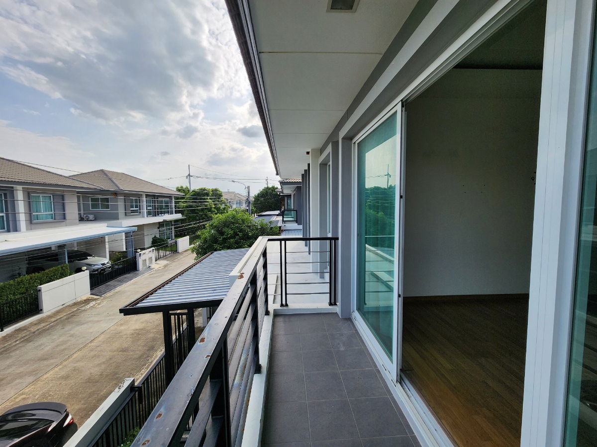 รูป ลดราคา**ขายบ้านเดี่ยว ใกล้โรงเรียนนานาชาติเด่นหล้า 5-7 นาที ในราคา 6.5 ล้านบาท(ราคาดีมาก)** 4 ห้องนอน 3 ห้องน้ำ 3 ที่จอดรถ มีส่วนกลางให้ใช้ - รูปที่ 32/77