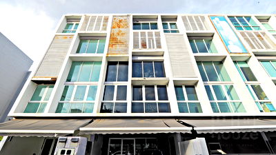 Home office for sale วิทยาลัยพณิชยการเชตุพน : Home Office for sale on Rama 3 rd. Land area 24 sq.w. 4.5 storey 3 bths. For sale only 13.5 MB.