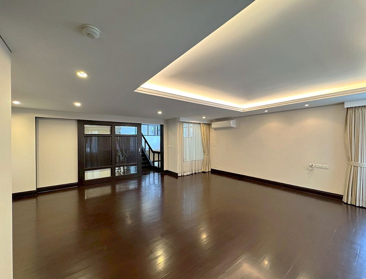 picture Luxury House with Private Swimming Pool in the Heart of Asoke ** NO CO-AGENT ** - 11/26