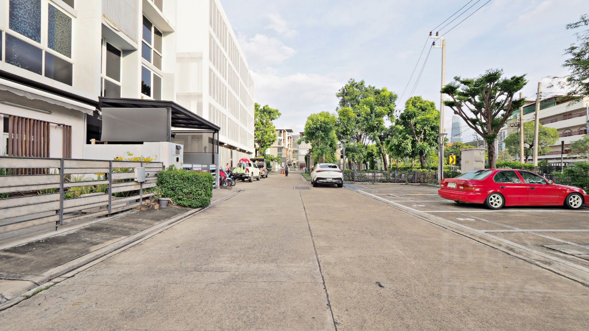picture Home Office for sale on Rama 3 rd. Land area 24 sq.w. 4.5 storey 3 bths. For sale only 13.5 MB. - 22/24