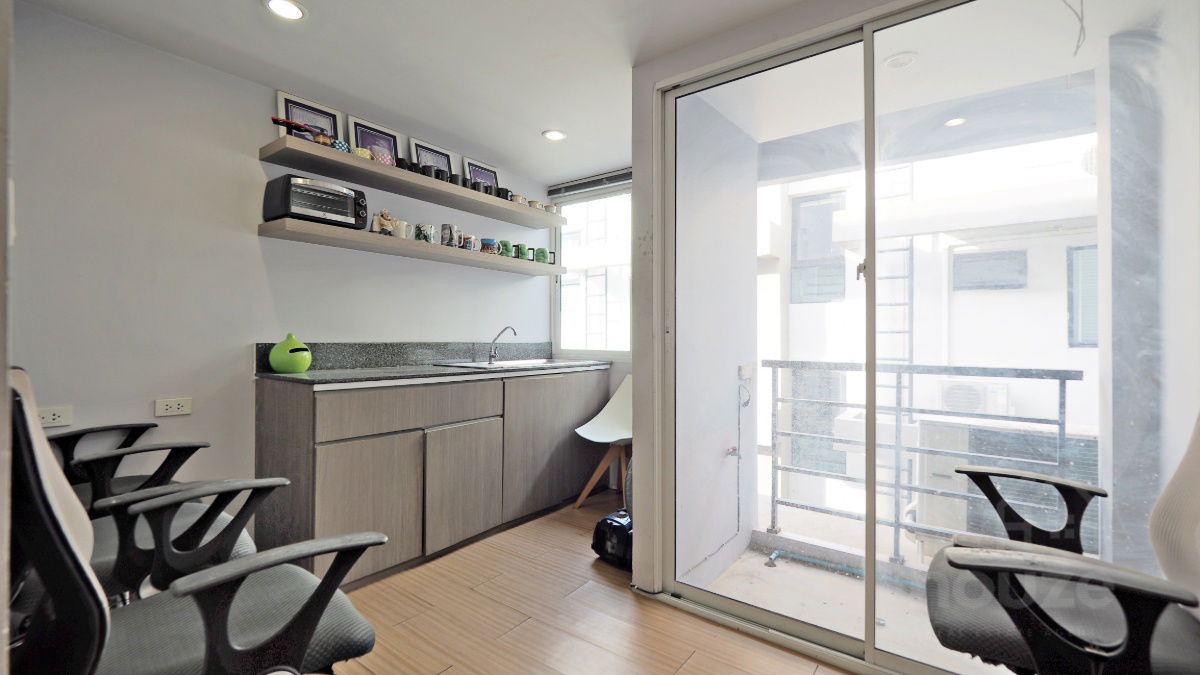 picture Home Office for sale on Rama 3 rd. Land area 24 sq.w. 4.5 storey 3 bths. For sale only 13.5 MB. - 13/24