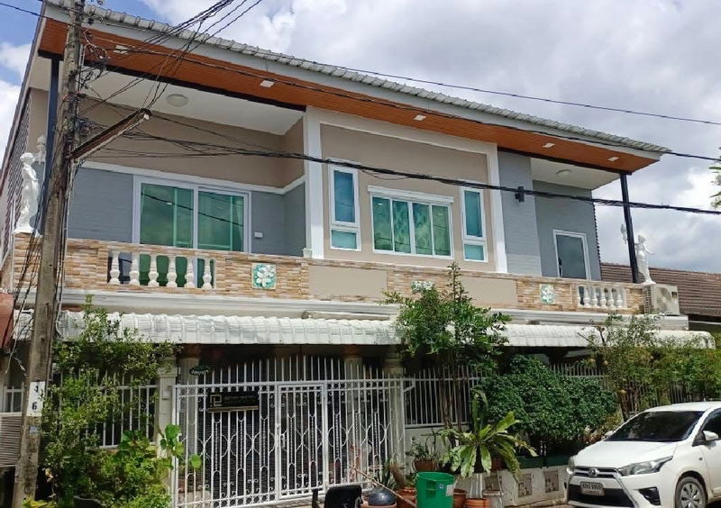 ขายบ้านเดี่ยว : ขายบ้านเดี่ยว รีโนเวทใหม่ทั้งหลัง หมู่บ้านกิตตินิเวศน์ ซอยรามคำแหง 68 บ้านขนาดใหญ่ ทำเลดี พื้นที่ใช้สอยกว้าง เหมาะสำหรับอยู่อาศัยหรือทำโฮมออฟฟิศ