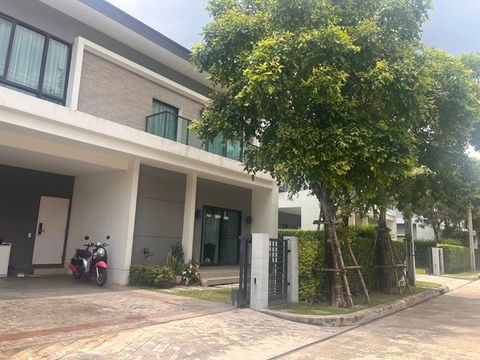U1370 ให้เช่าบ้านเดี่ยว 2 ชั้น หมู่บ้านThe City รามอินทรา 2 เฟอร์ในบ้านมีบางส่วน ทำเลดีเดินทางสะดวกเข้าออกได้หลายทาง ใกล้ห้างใกล้แฟชั่นฯ