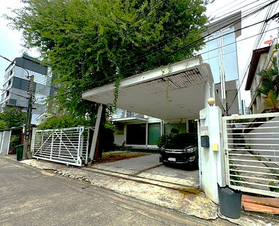 Shophouses for rent วิทยาลัยเซาธ์อีสท์บางกอก : 3-Storey Building with Rooftop for Rent – Walking distance to BTS ** NO CO-AGENT **