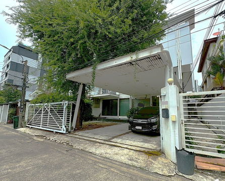 3-Storey Building with Rooftop for Rent – Walking distance to BTS ** NO CO-AGENT **