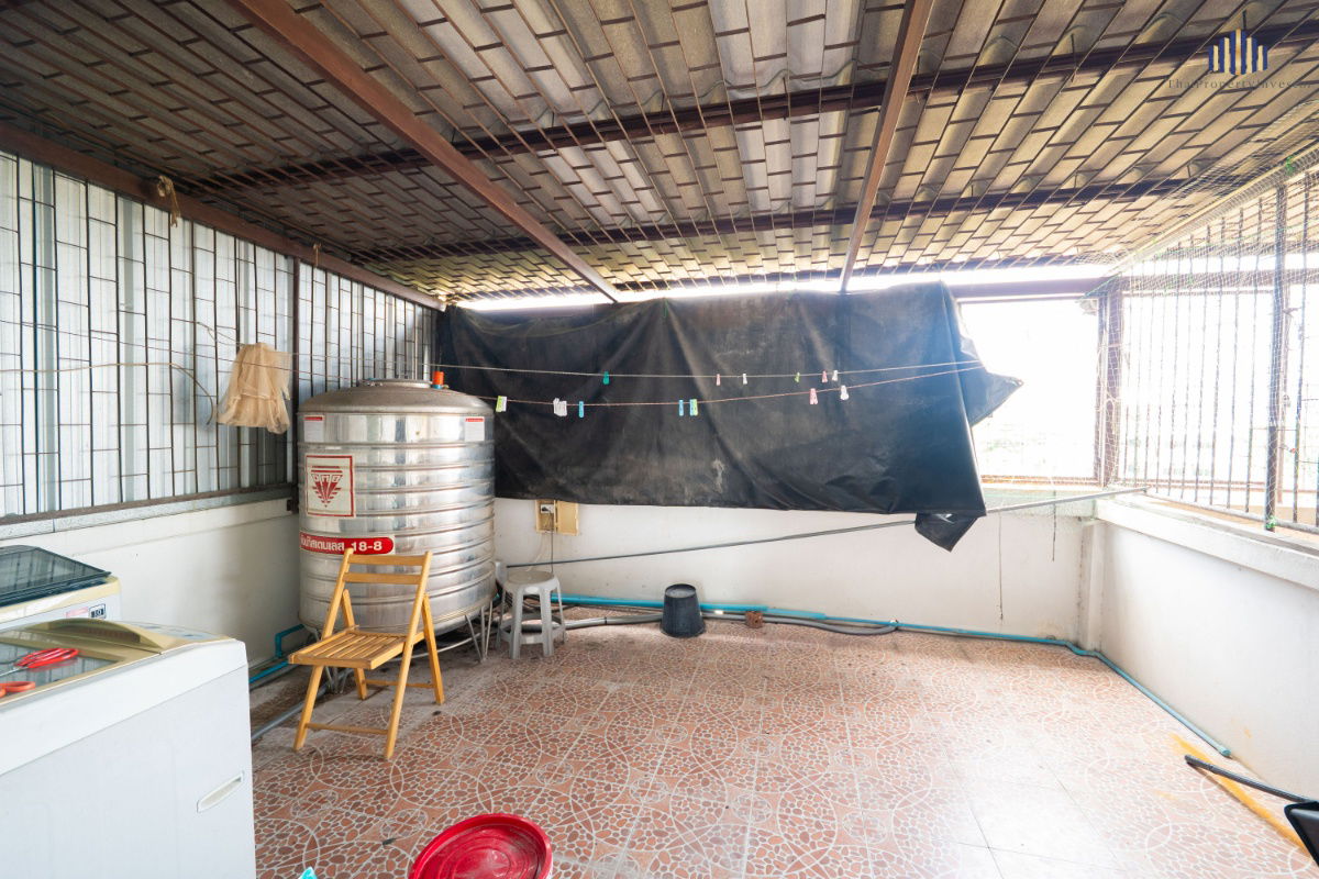 picture For sale: 4-storey residential building / shophouse with a private rooftop, located in Soi Punnawithi 21 - 23/24