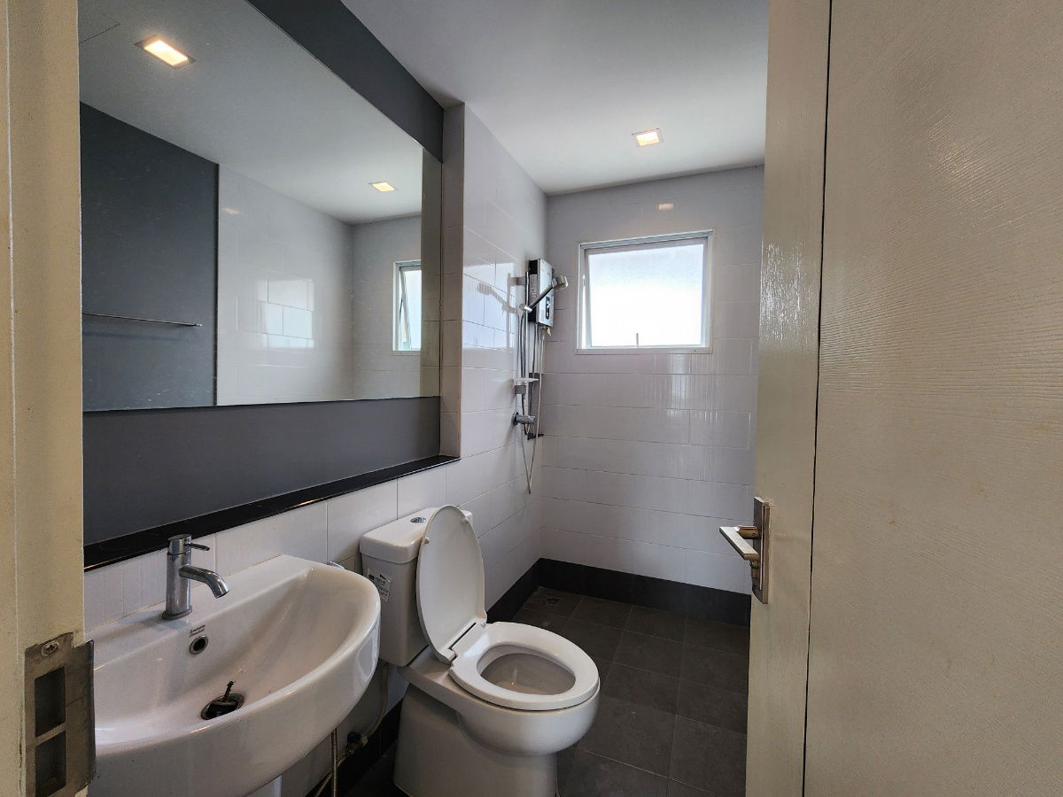 รูป ลดราคา**ขายบ้านเดี่ยว ใกล้โรงเรียนนานาชาติเด่นหล้า 5-7 นาที ในราคา 6.5 ล้านบาท(ราคาดีมาก)** 4 ห้องนอน 3 ห้องน้ำ 3 ที่จอดรถ มีส่วนกลางให้ใช้ - รูปที่ 40/77