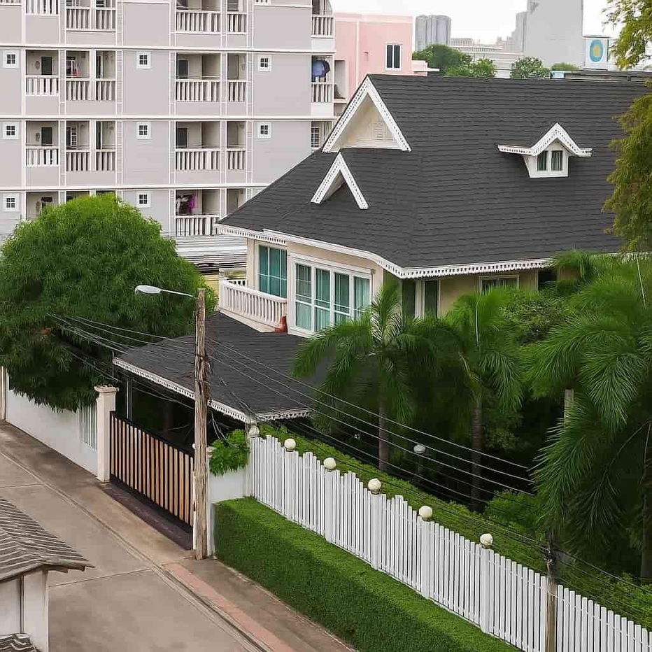 รูป ขาย บ้านเดี่ยว – ซอยแบริ่ง 26 (Fantasia Villa) บ้านมุมโครงการ บรรยากาศสงบ - รูปที่ 1/8