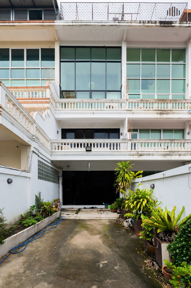 picture For sale: 4-storey residential building / shophouse with a private rooftop, located in Soi Punnawithi 21 - 4/24