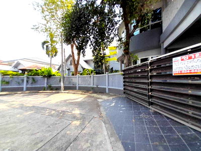 บ้านเดี่ยว ถนนศรีนครินทร์ : ขายบ้านเดี่ยวชวนชื่น 3 หลังเต็มพื้นที่ 319 ตรว. ซ.พัฒนาการ 57 (N.934)