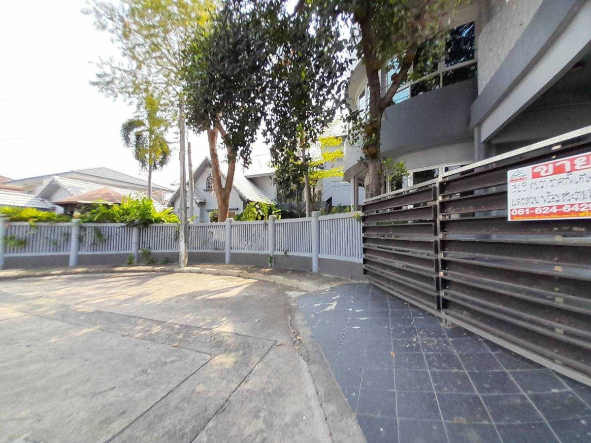 รูป ขายบ้านเดี่ยวชวนชื่น 3 หลังเต็มพื้นที่ 319 ตรว. ซ.พัฒนาการ 57 (N.934) - รูปที่ 1/22