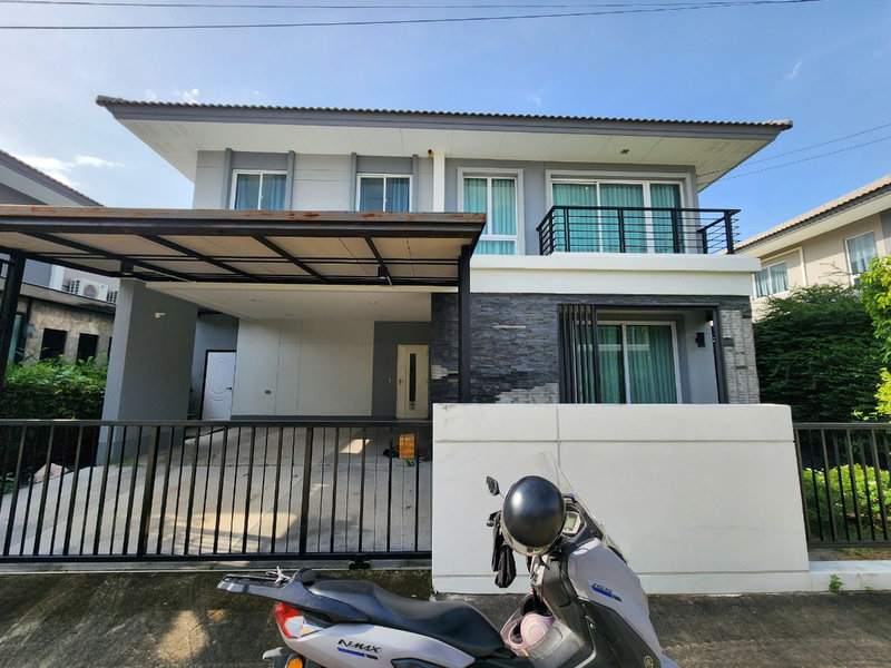 ขายบ้านเดี่ยว : ลดราคา**ขายบ้านเดี่ยว ใกล้โรงเรียนนานาชาติเด่นหล้า 5-7 นาที ในราคา 6.5 ล้านบาท(ราคาดีมาก)** 4 ห้องนอน 3 ห้องน้ำ 3 ที่จอดรถ มีส่วนกลางให้ใช้