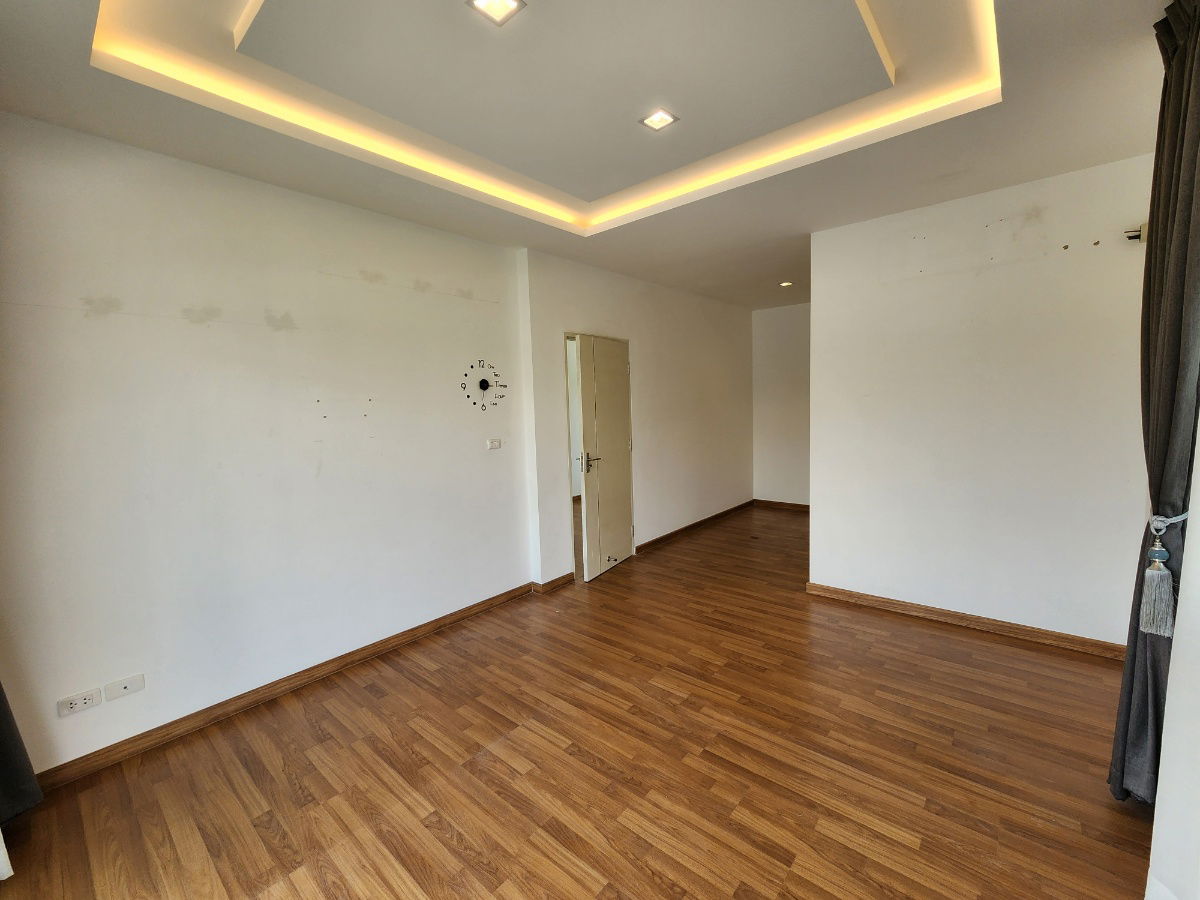 รูป ลดราคา**ขายบ้านเดี่ยว ใกล้โรงเรียนนานาชาติเด่นหล้า 5-7 นาที ในราคา 6.5 ล้านบาท(ราคาดีมาก)** 4 ห้องนอน 3 ห้องน้ำ 3 ที่จอดรถ มีส่วนกลางให้ใช้ - รูปที่ 51/77