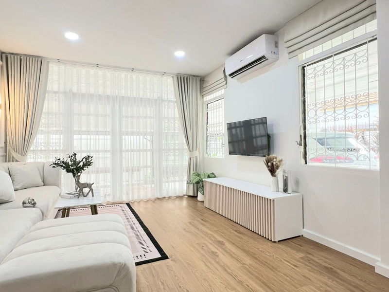 บ้านเดี่ยวให้เช่า : ให้เช่า✨ บ้านเดี่ยวตกแต่งหรู เฟอร์ครบ พร้อมเข้าอยู่✨หมู่บ้านรัชดานิเวศน์ ✨ 4 ห้องนอน 3 ห้องน้ำ เดินทางสะดวก [251182]