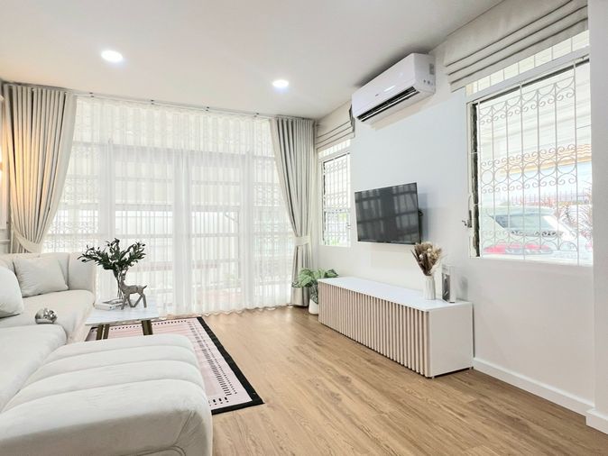 ให้เช่า✨ บ้านเดี่ยวตกแต่งหรู เฟอร์ครบ พร้อมเข้าอยู่✨หมู่บ้านรัชดานิเวศน์ ✨ 4 ห้องนอน 3 ห้องน้ำ เดินทางสะดวก [251182]