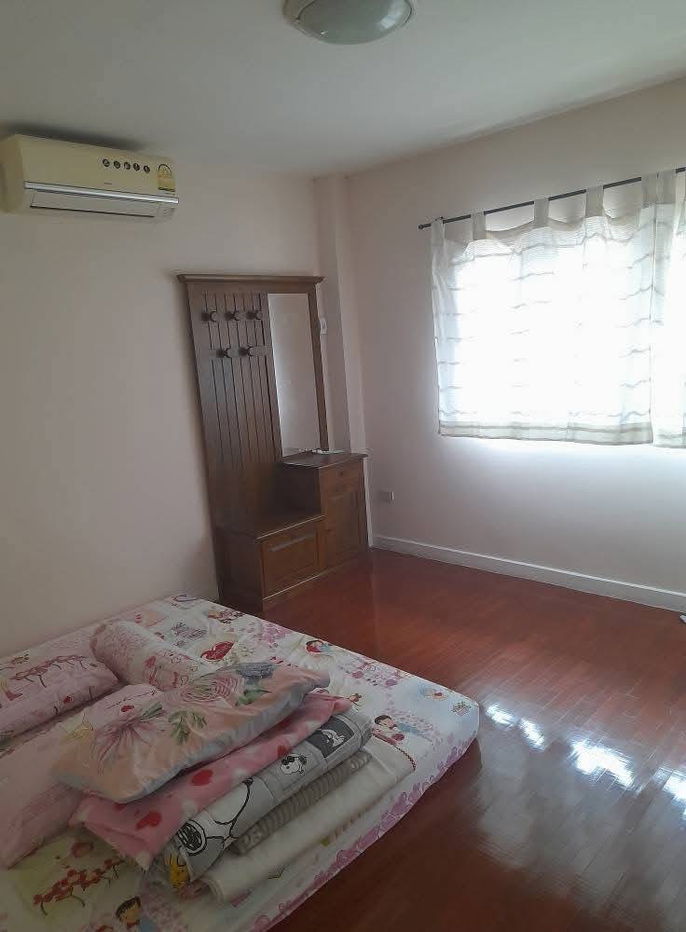 รูป U1371 ให้เช่าบ้านเดี่ยว 2 ชั้น ถนนสุวินทวงศ์ 44 โครงการโรยัลปราค์วิลล์ หนองจอก มีนบุรี บ้านมีเฟอร์พร้อมอยู่ ทำเลดีเดินทางสะดวกเข้าออกได้หลายทาง - รูปที่ 12/13