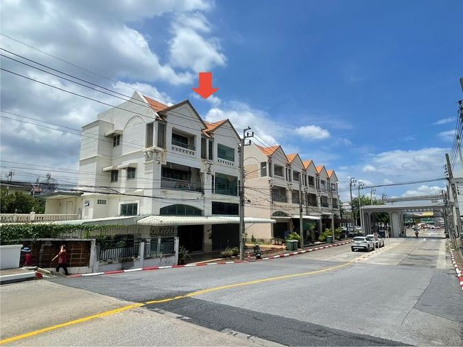 ✨✨✨ขายด่วน! Home Office 106.2 ตร.ว.  🏢 หมู่บ้านลดาวัลย์ ศรีนครินทร์ (ซ.ศรีด่าน 14)  🚆 ติดถนนใหญ่ เดินเพียง 3 นาทีถึง MRT ศรีแบริ่ง